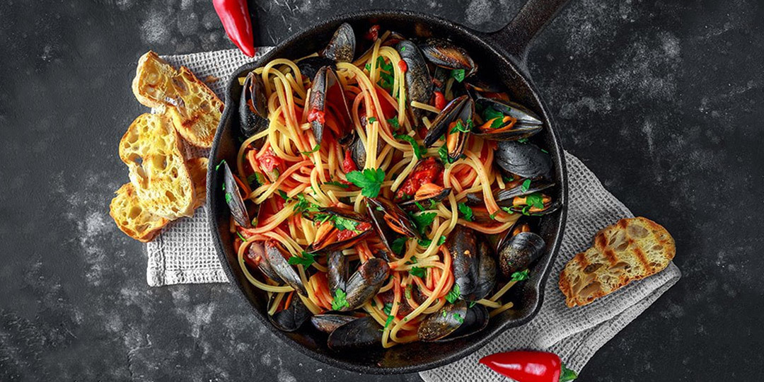 ΜΑΚΑΡΟΝΑΔΑ ΜΕ ΜΥΔΙΑ ΚΑΙ ΠΙΚΑΝΤΙΚΗ ΣΑΛΤΣΑ ΤΟΜΑΤΑΣ ΜΑΚΑΡΟΝΑΔΑ ΜΕ ΜΥΔΙΑ ΚΑΙ ΠΙΚΑΝΤΙΚΗ ΣΑΛΤΣΑ ΤΟΜΑΤΑΣ